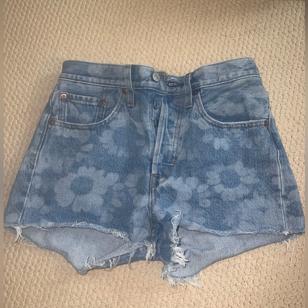Flower bleach Levi 501 shorts